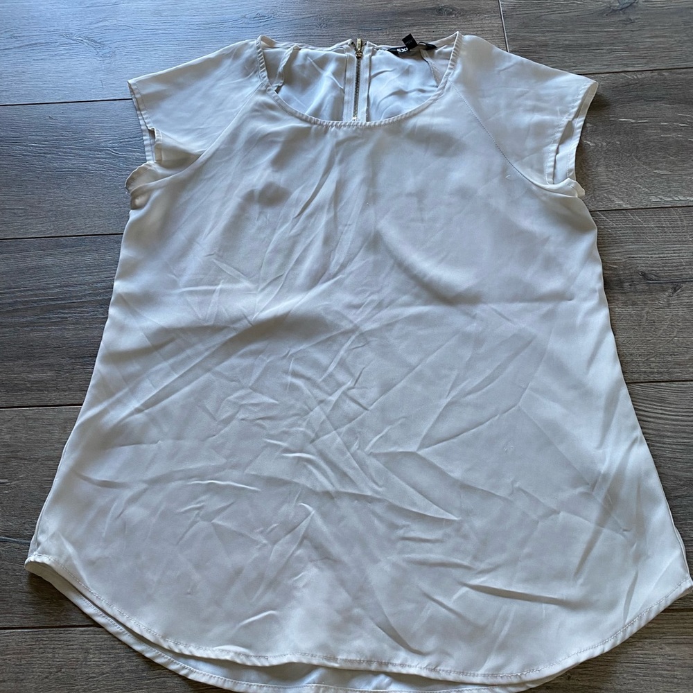 Cream Express polyester top. Sz M. Zipper detail on back.